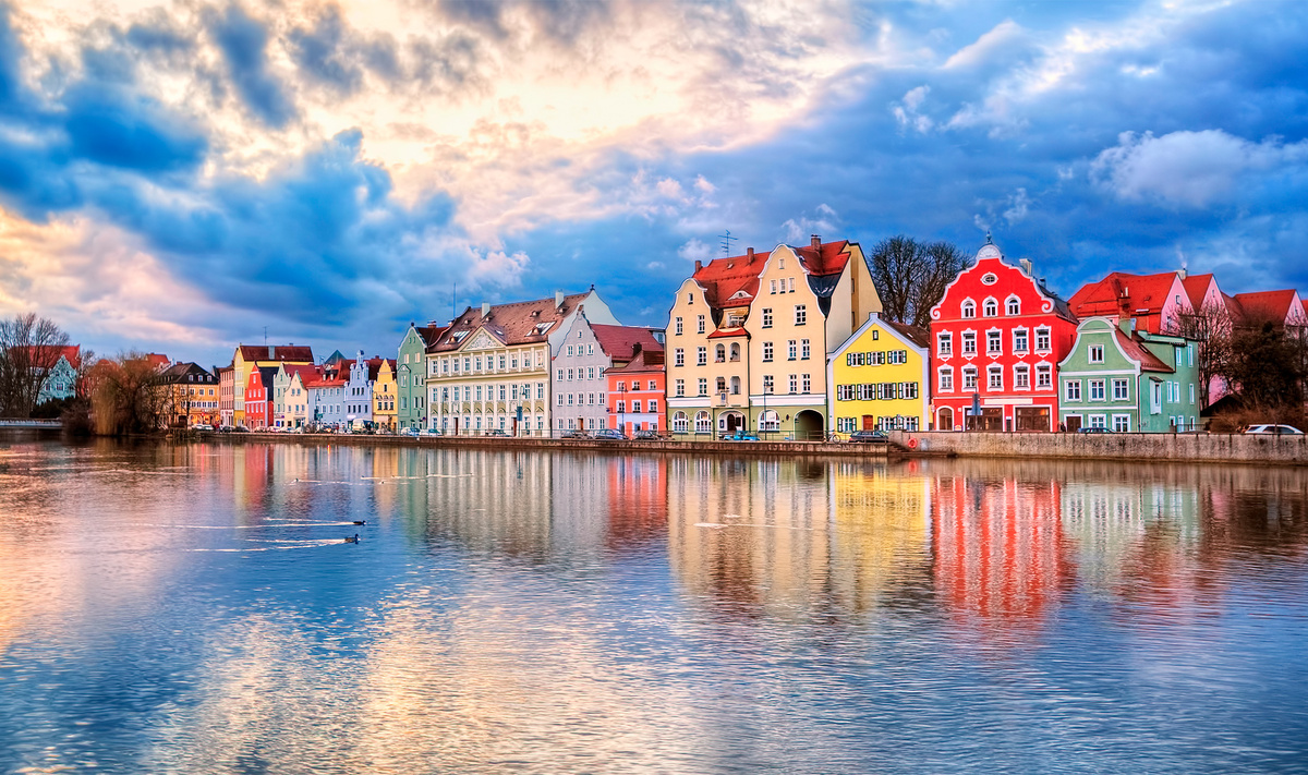 Река Изар делит город почти пополам, но главные достопримечательности находятся на левом берегу.Фото: Boris Stroujko / Shutterstock.com