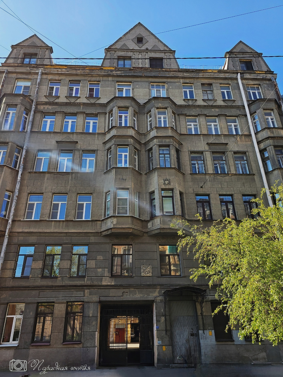 Этот дом называют скалой. Фото: Парадная гостья