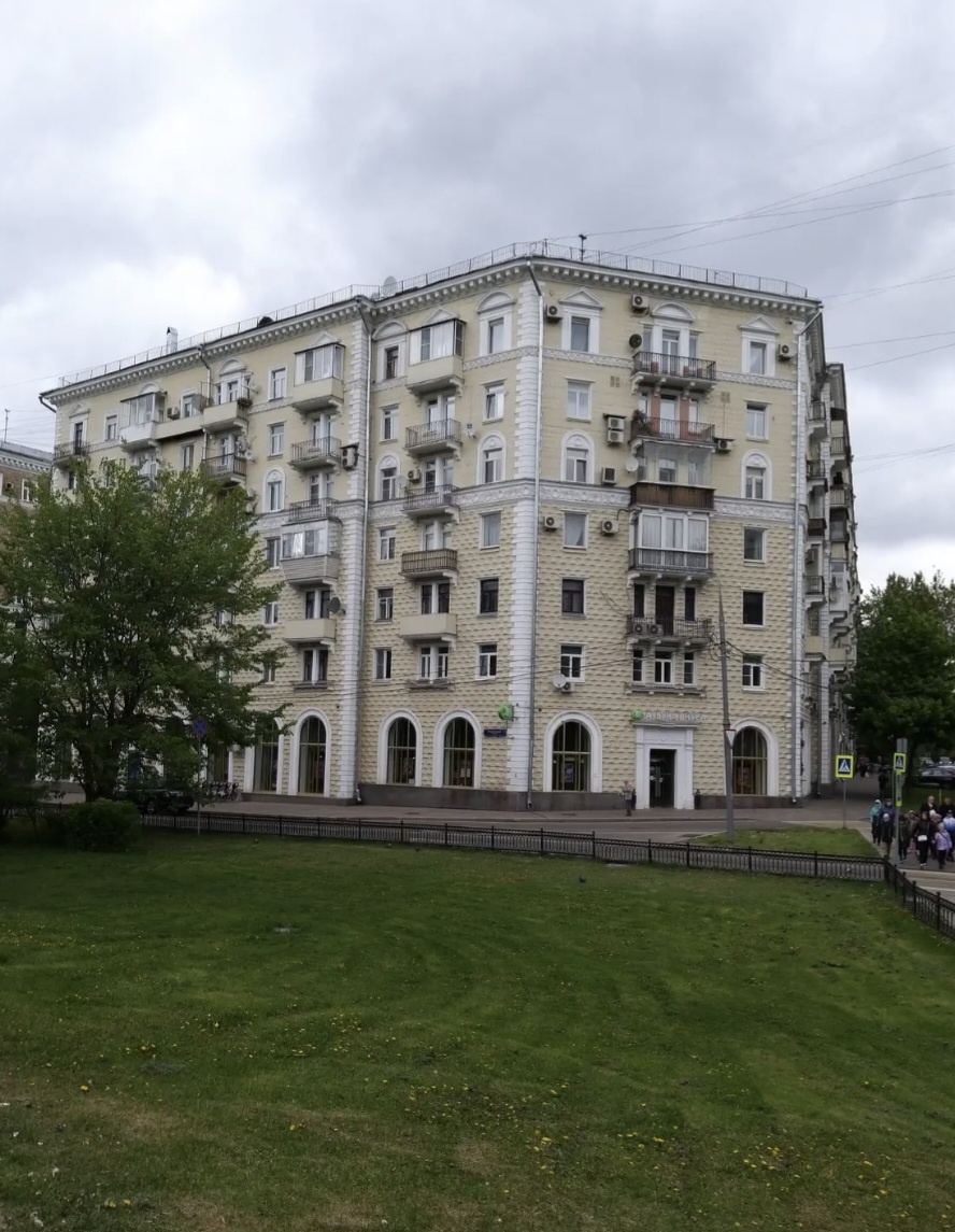 Дом по адресу: Чапаевский переулок 18/1. В нём с 1964 по 1990 годы проживал Лев Яшин.