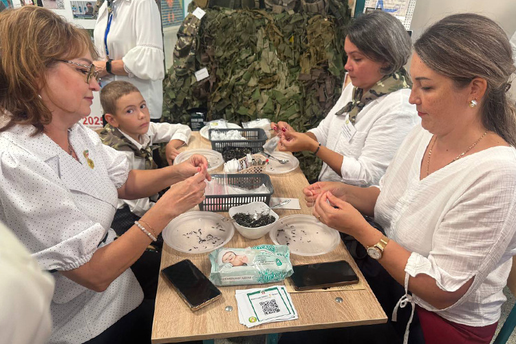    Магдеев похвалил преподавателей детского сада «Весняночка» за патриотическое воспитание детей — вместе с детьми они делают сухой душ, фасуют витаминный чай.   
Фото: Регина Шафиева