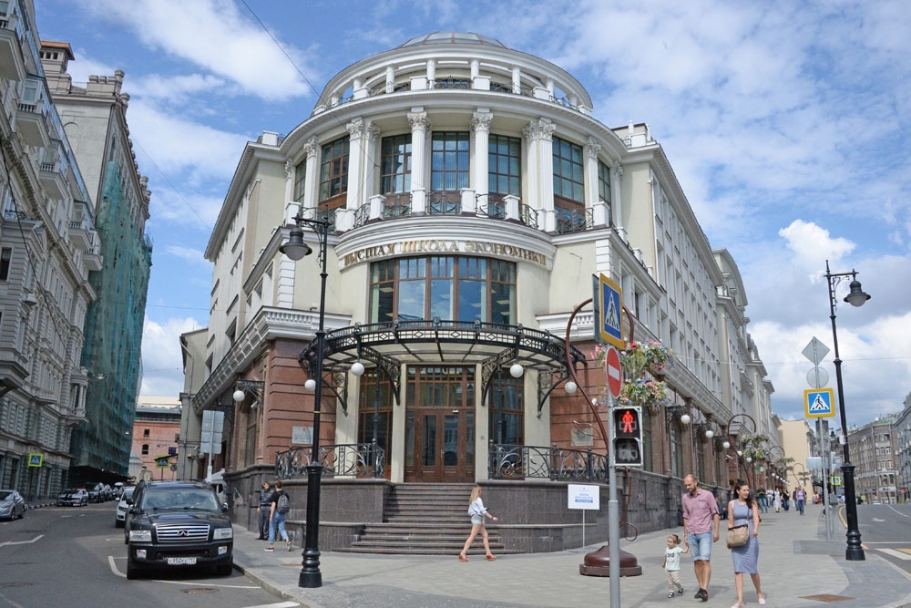    В 2025 году в ВШЭ для поступающих было выделено 2 717 бюджетных мест в бакалавриате и специалитете, а также 5 447 платных мест. / Владимир Федоренко/РИА Новости