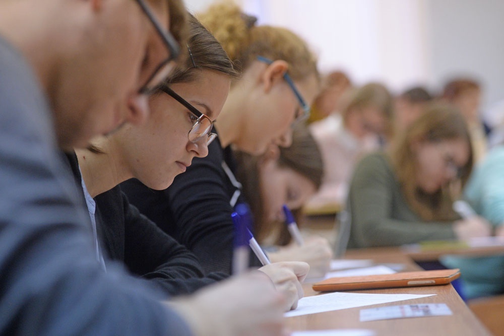    Подача заявления в НИУ ВШЭ возможна несколькими способами: в электронном виде через Госуслуги или Личный кабинет абитуриента, а также очно или через почтовых операторов в Приемной комиссии. / Фото: Кирилл Каллиников/РИА Новости