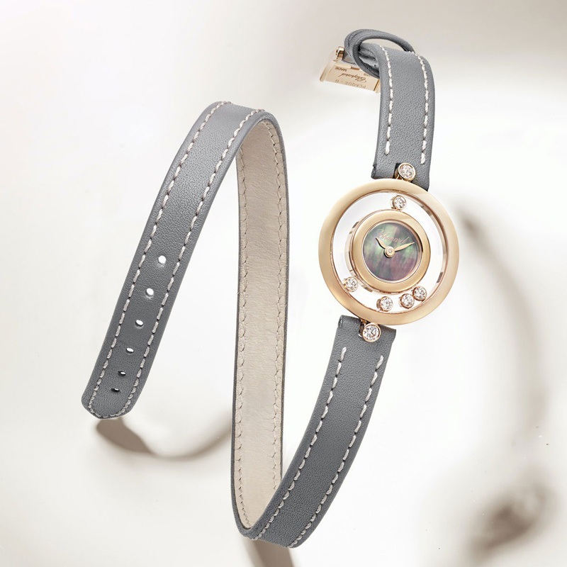 На фото: часы Chopard Happy Diamonds Icons в 26 мм корпусе из розового золота с 2 бриллиантами на корпусе и 5 плавающими бриллиантами