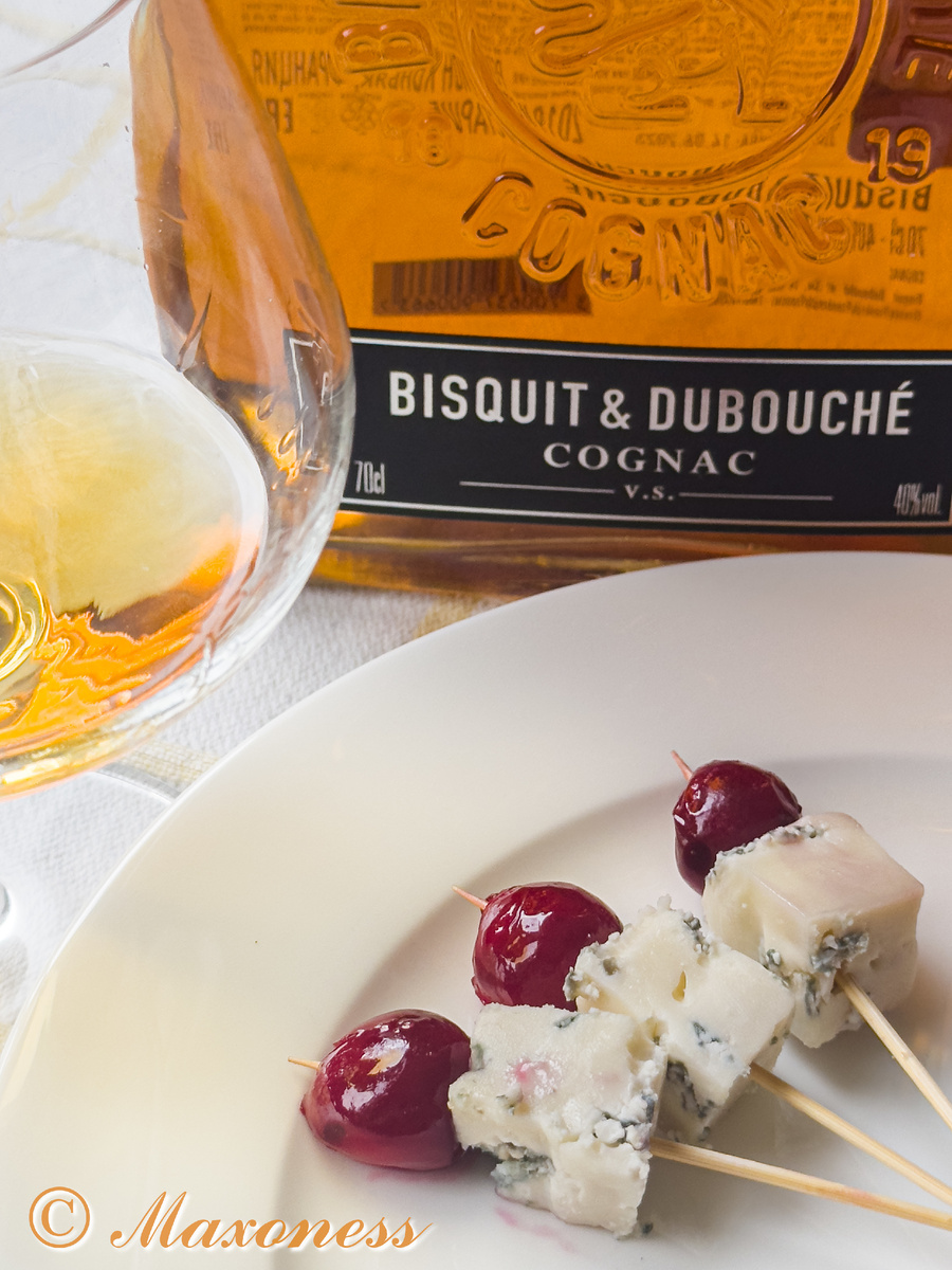 Закуска с вишней и голубым сыром