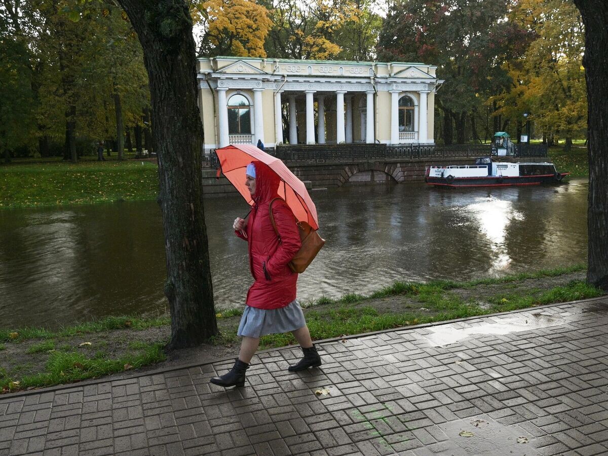    Женщина в Михайловском саду в Санкт-Петербурге© РИА Новости / Александр Гальперин