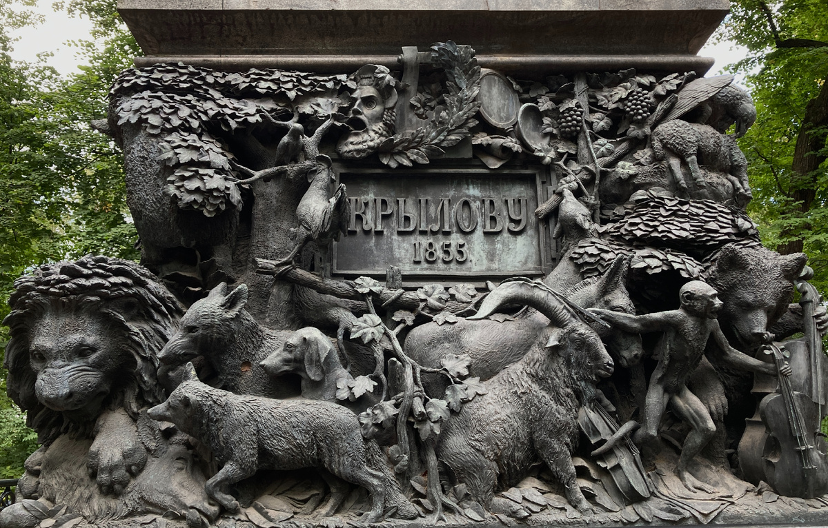 Барельеф с животными с памятника Крылову в Летнем саду. Фото: Бранч искусствоведа