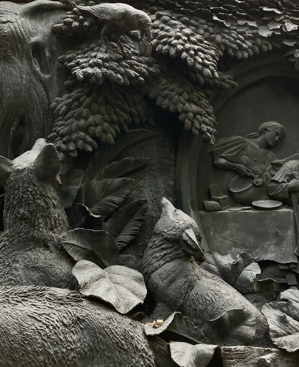 Ворона и Лисица на памятнике Крылову. Фото: Бранч искусствоведа