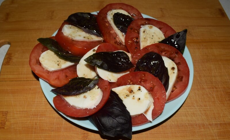 Салат Капрезе с моцареллой