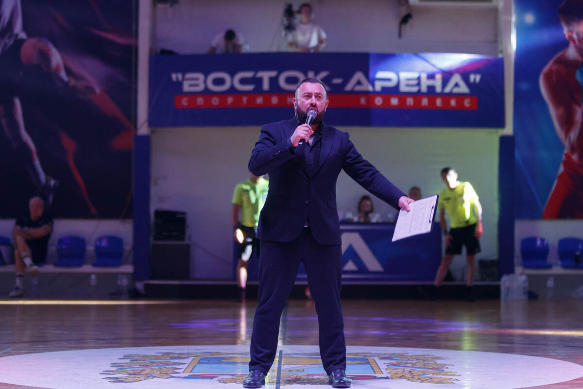    Голос ставропольской арены Максим Захаров разминает связки перед стартом сезона