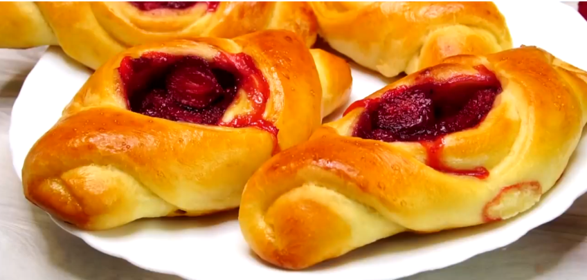 Пирожки как пух, ягодная начинка не вытекает. Тесто готово к выпечке через 1 час, не черствеют...