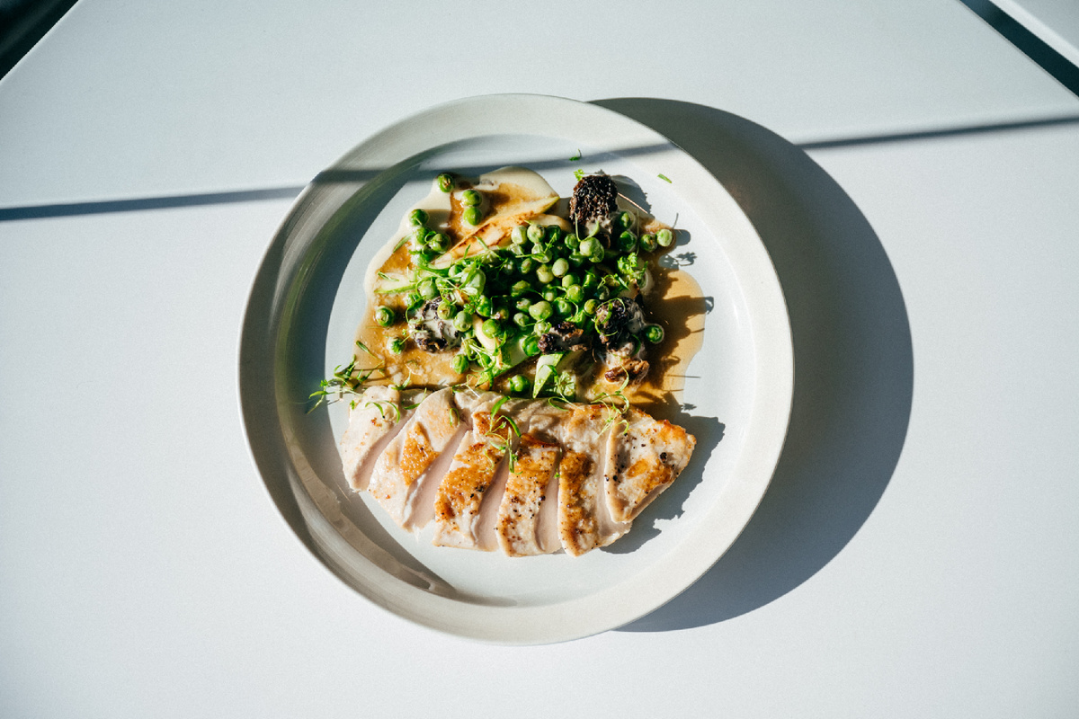 Куриная грудка с овощами и сморчками