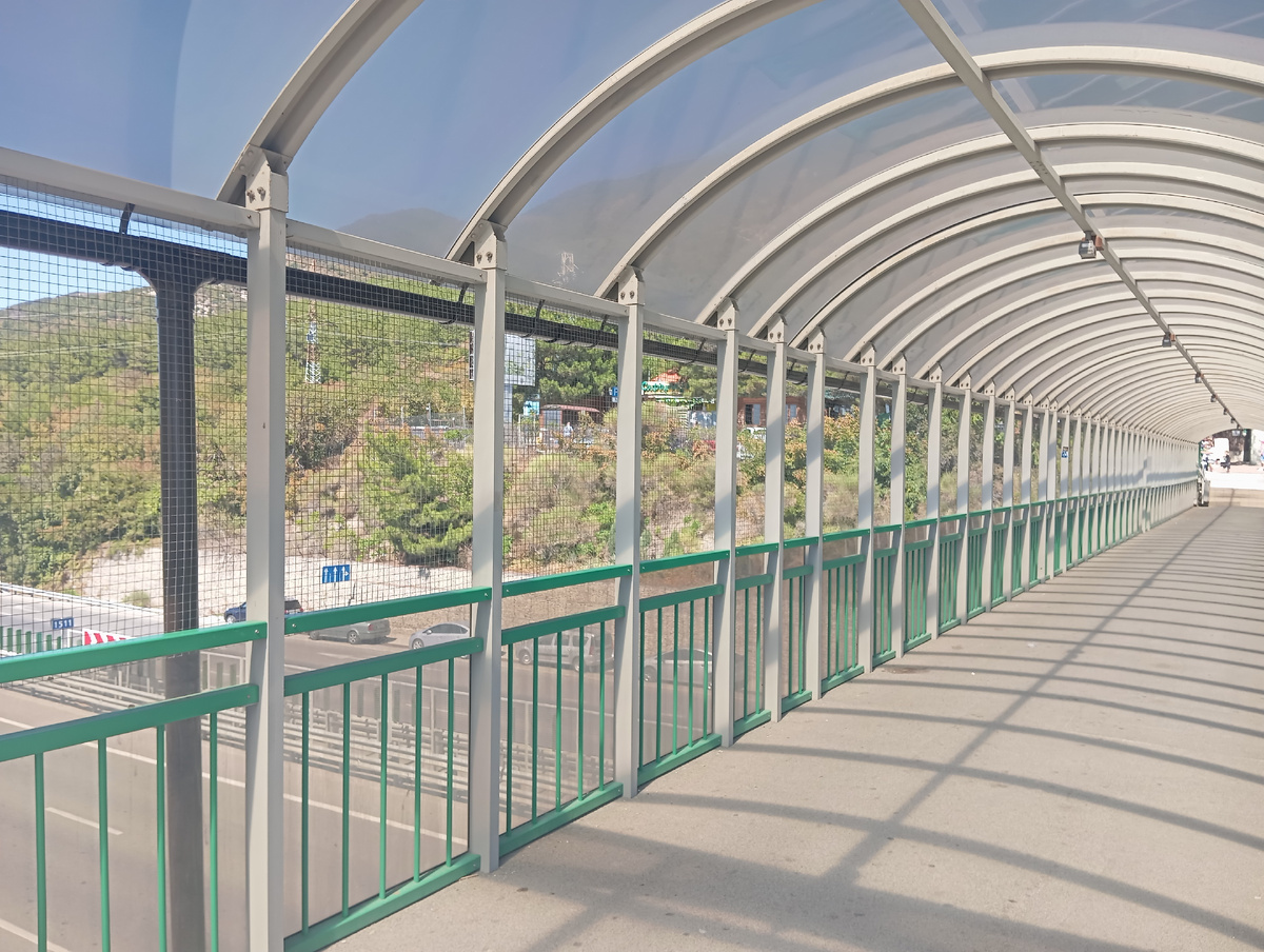 мост от парковки к кассам