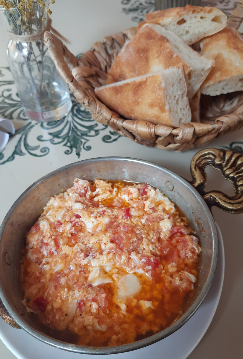 Еще один вариант, в меню, правда, назвали по-турецки - менемен. Но смысл тот же - яйца, помидоры, еще сыр!