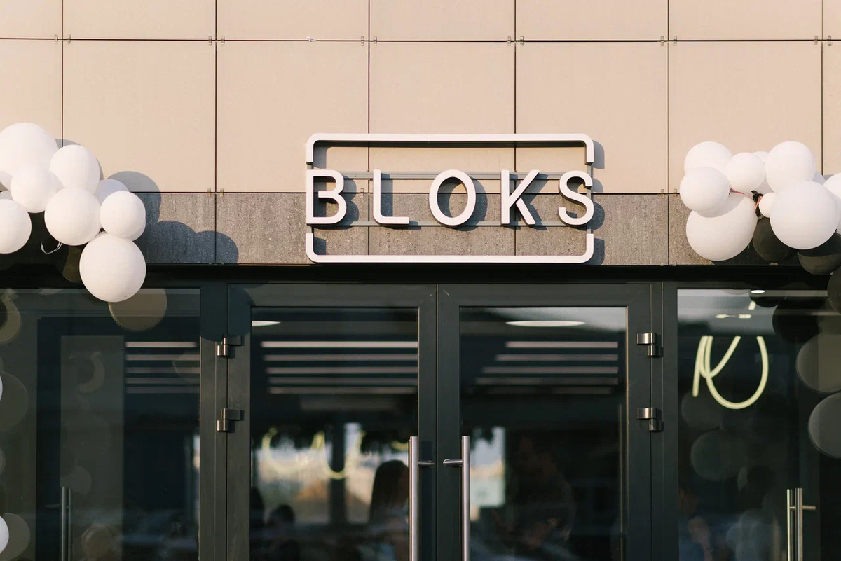 За этой дверью начинается мир, где коллеги становятся друзьями, а соседи по столу — партнерами