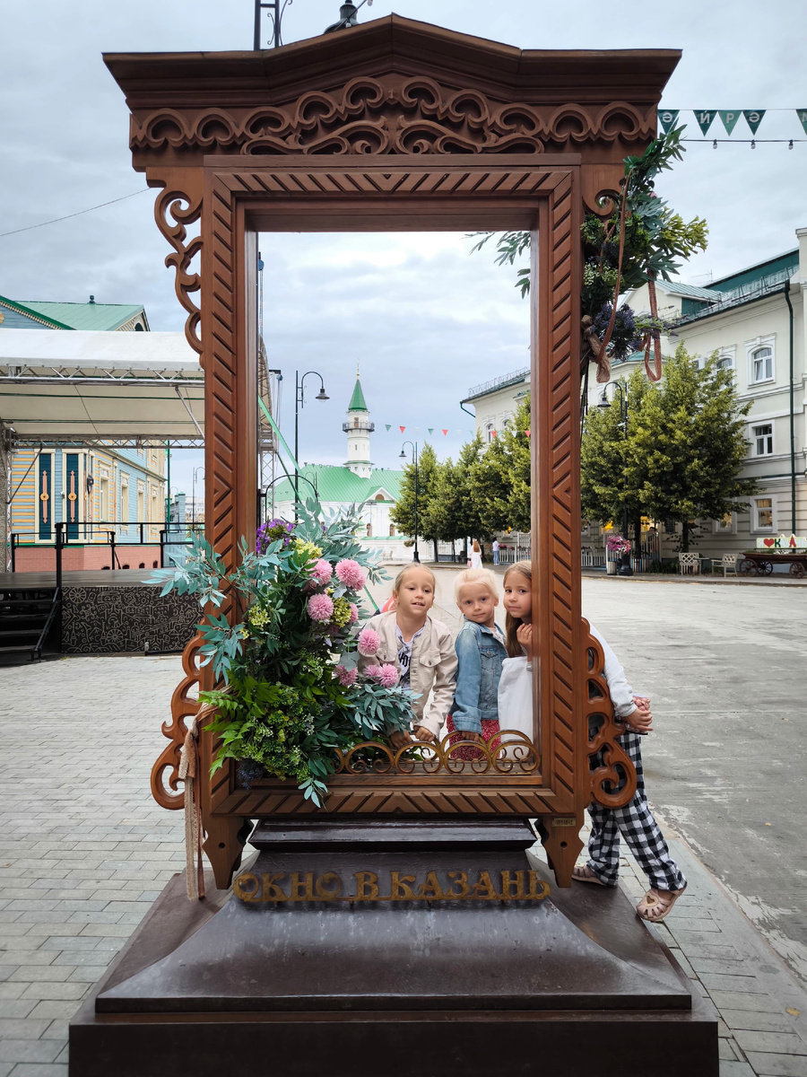 Окно в Казань и вид на Мечеть Аль-Марджани