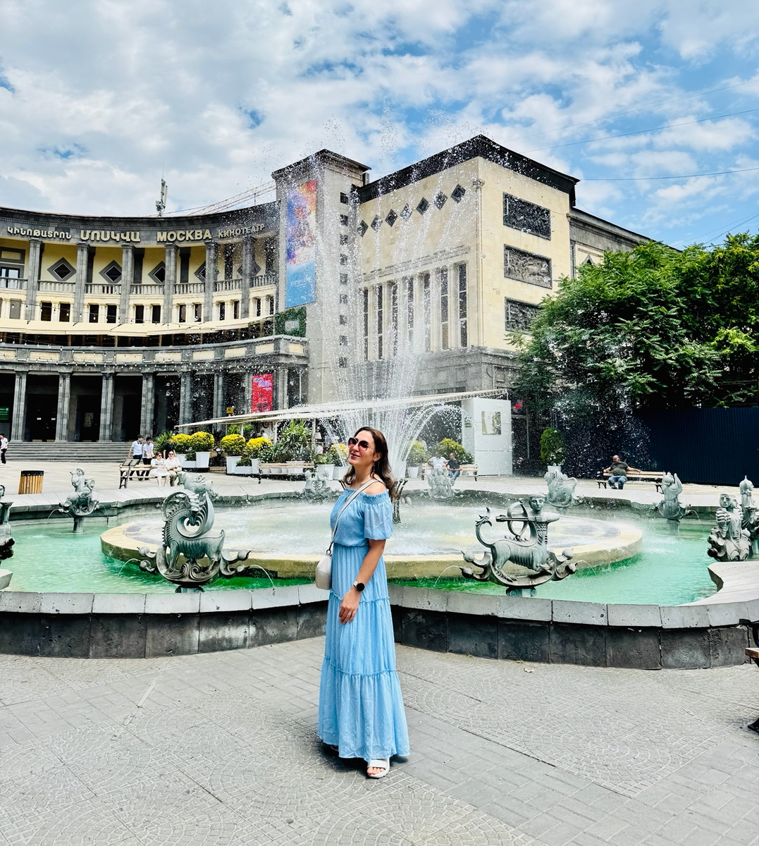 Привет! меня зовут Юля, и в этом году я уже побывала в 8 странах, и все в виде самостоятельных поездок! Здесь на фото Ереван