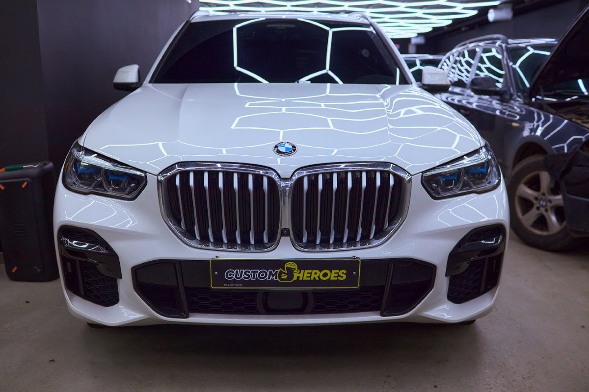 Источник фото: https://custom-heroes.ru/raboty/vid-uslugi/avtosvet/remont/bmw-x5-g05-dazhe-premium-ne-zastrahovan-ot-zapotevaniya-far/