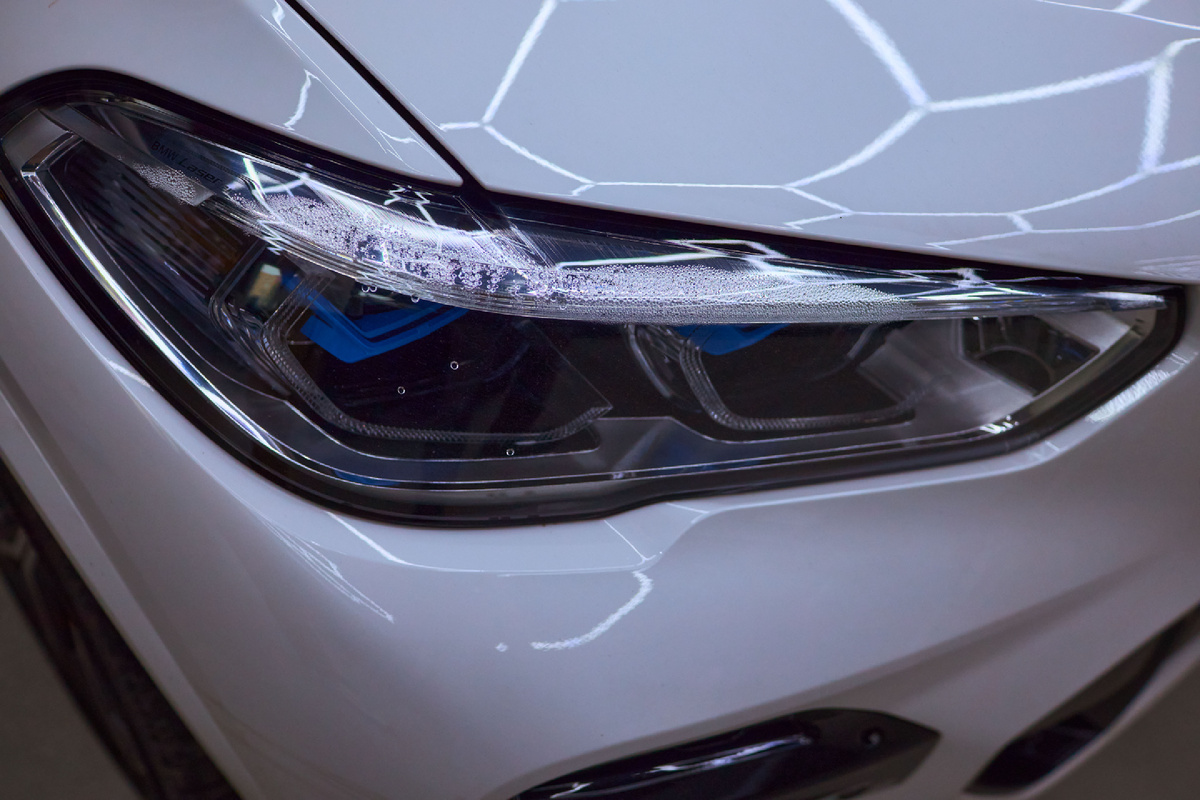 Источник фото: https://custom-heroes.ru/raboty/vid-uslugi/avtosvet/remont/bmw-x5-g05-dazhe-premium-ne-zastrahovan-ot-zapotevaniya-far/