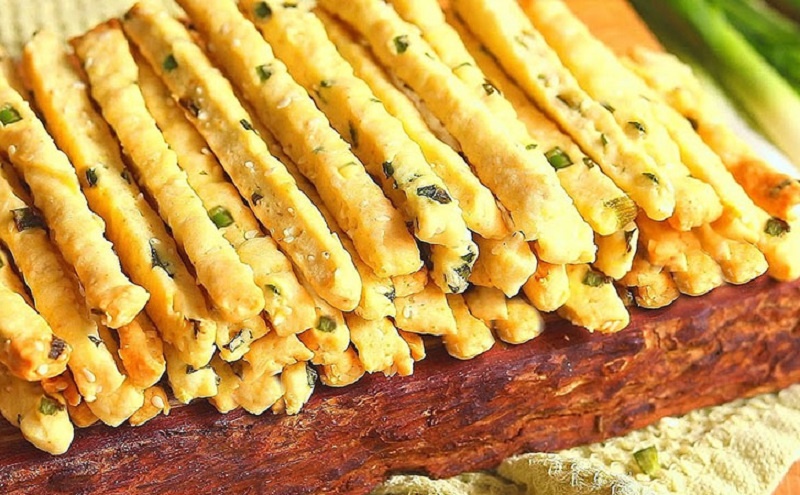 Гриссини с зелёным луком: итальянская хрустящая альтернатива хлебу