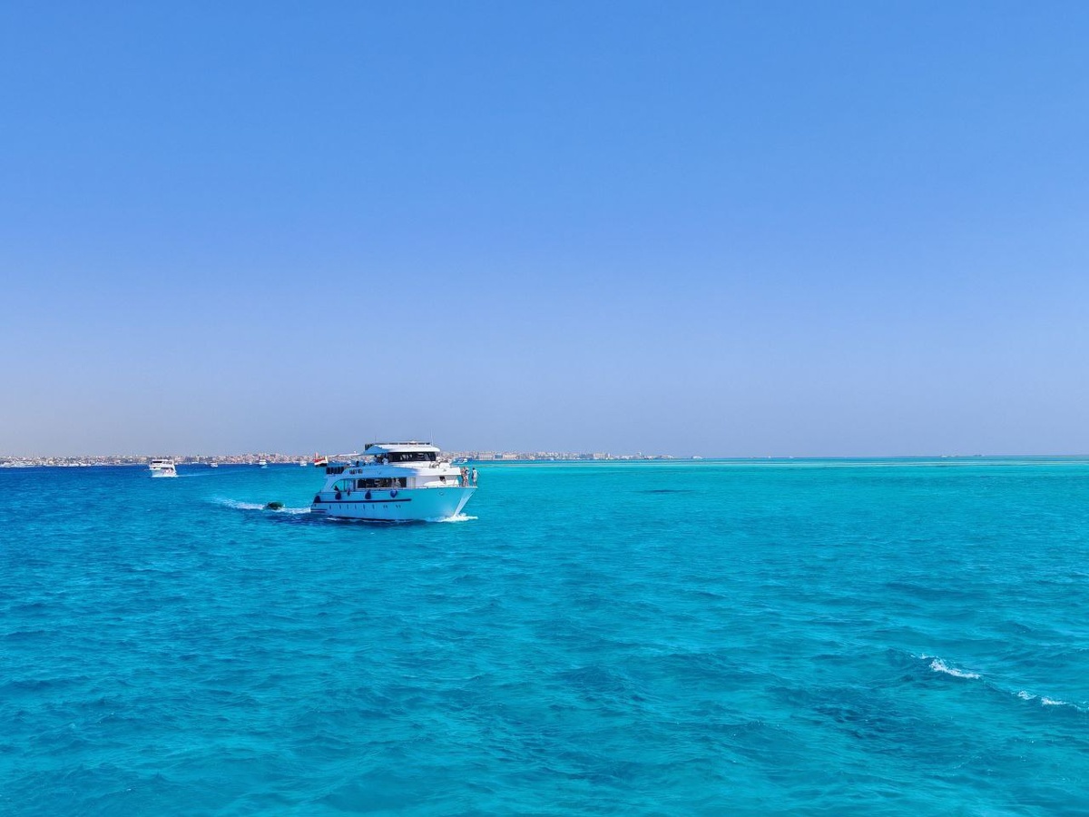 Ах, белый теплоход, бегущая вода... Фото автора.