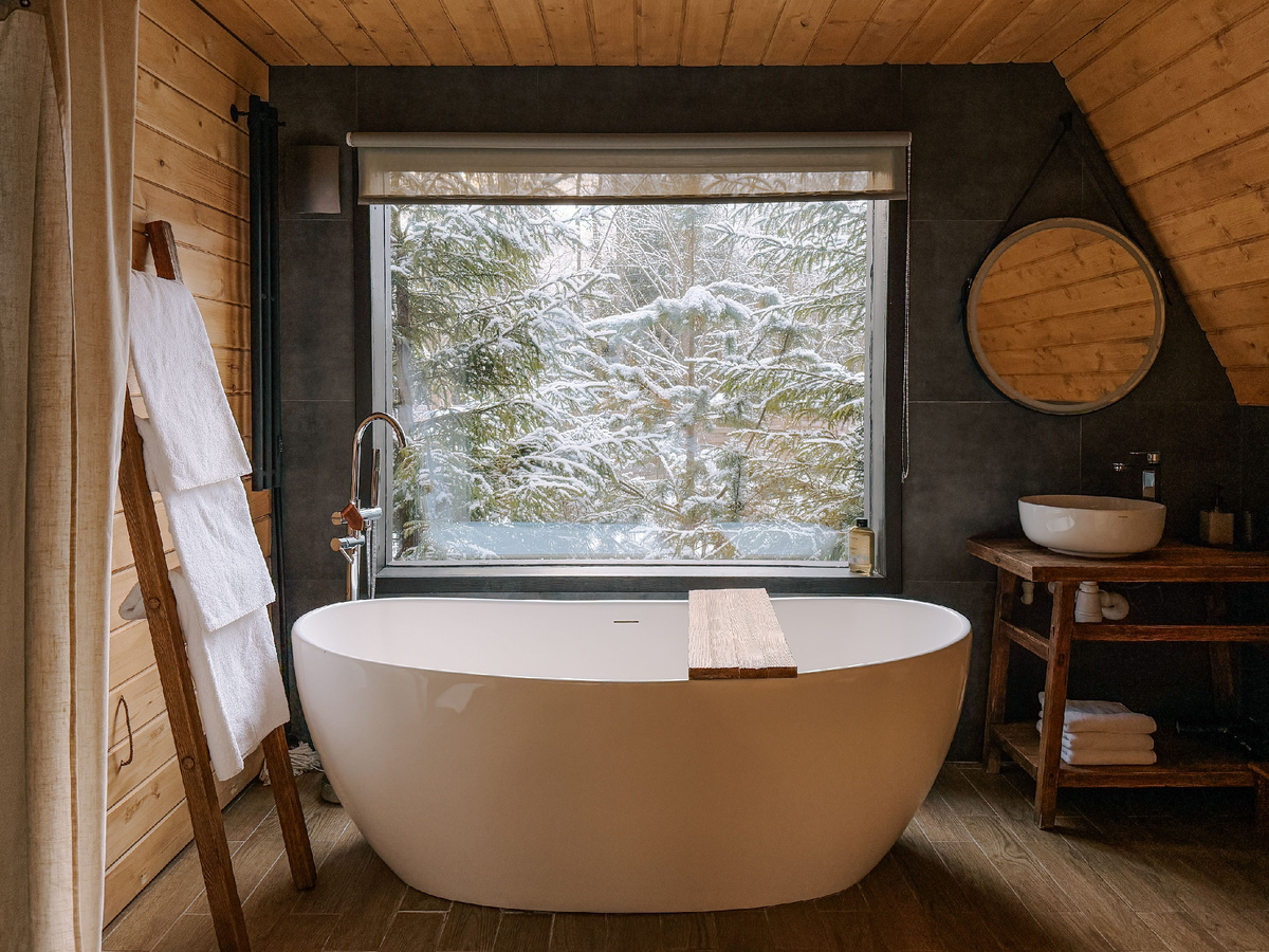 Домик с ванной у окна в глэмпинге Под кронами