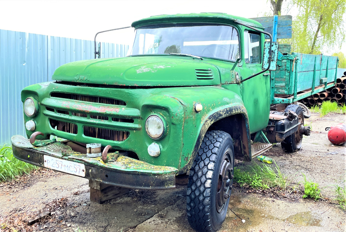 ЗИЛ-130 первого выпуска со старой облицовкой