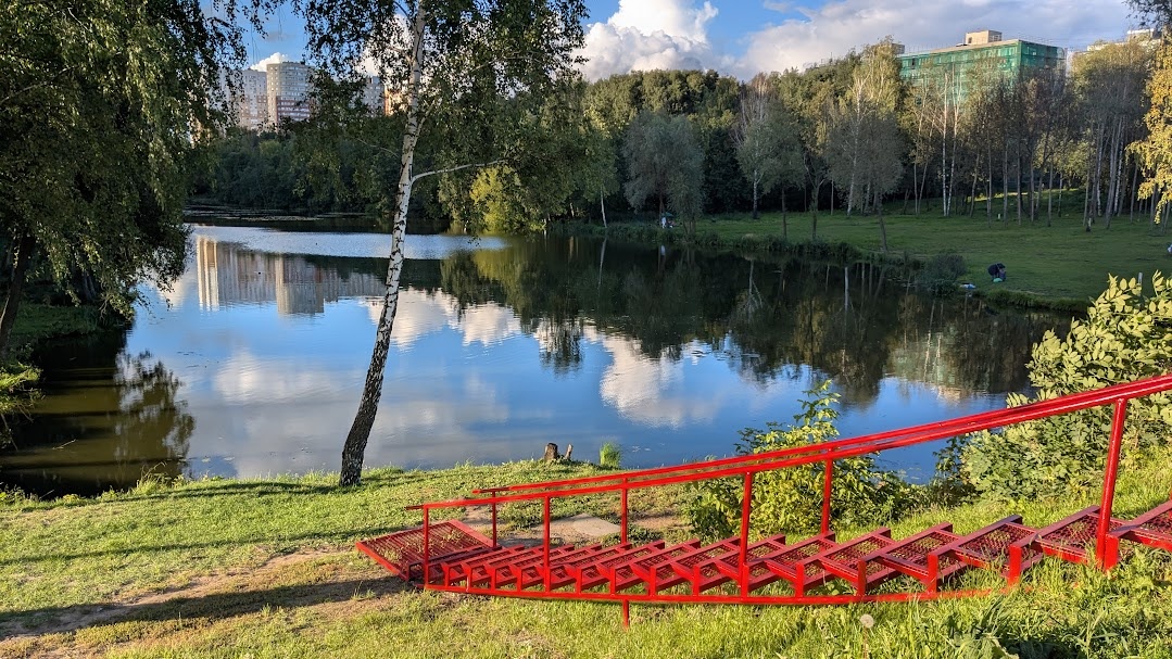 По пути из Поликлиники. Река Серебрянка и новый мостик на спуске к реке. Фото автора