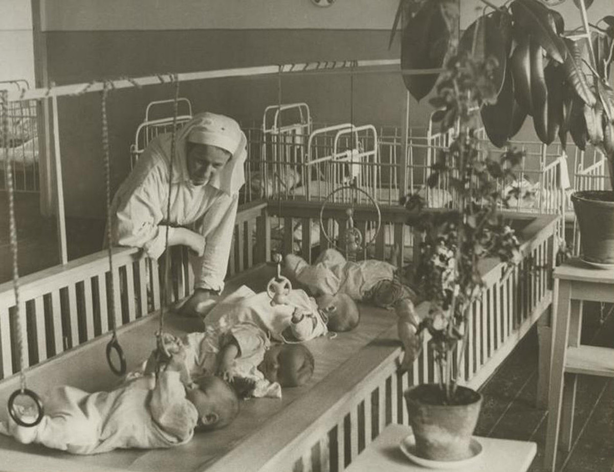 Послеродовый отпуск составлял всего 56 дней, а потом большинство детей отправлялось в ясли. На фото ясли советского Минска, 1930-е годы