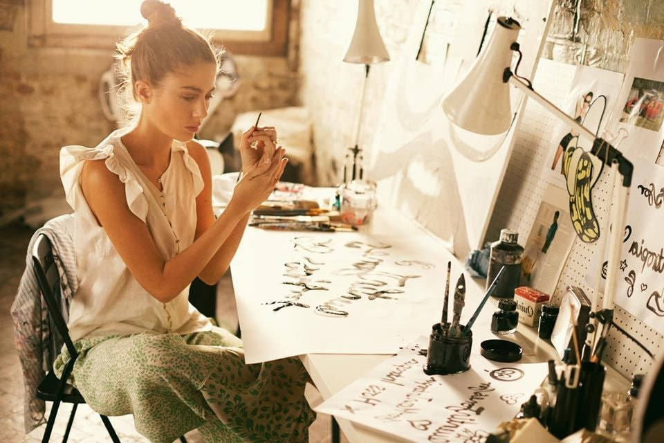 Творческая девушка