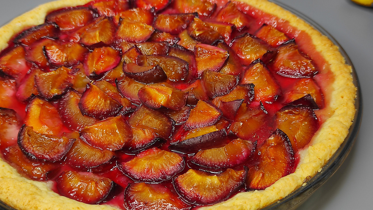 Простой пирог со сливами на творожном тесте. Фото автора. 