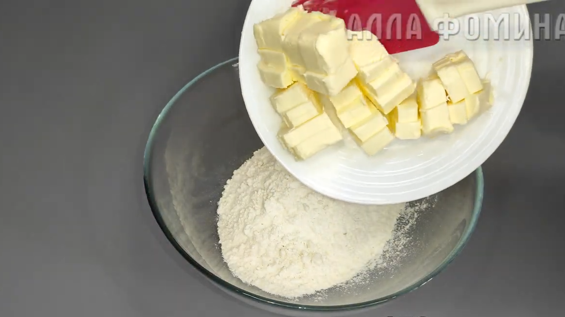 Простой пирог со сливами на творожном тесте. Фото автора.