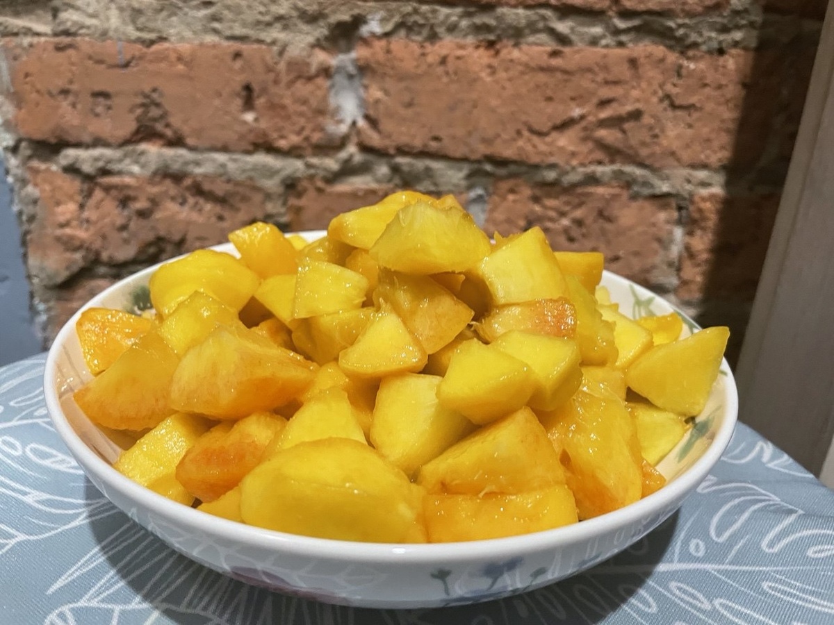 Чистила просто ножом, для меня это оказалось быстрее