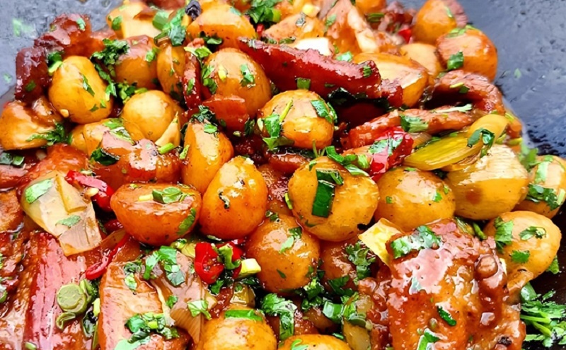 Кавказское жаркое в казане: мясо и картофель в ароматном соусе