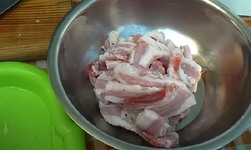 Кавказское жаркое в казане: мясо и картофель в ароматном соусе