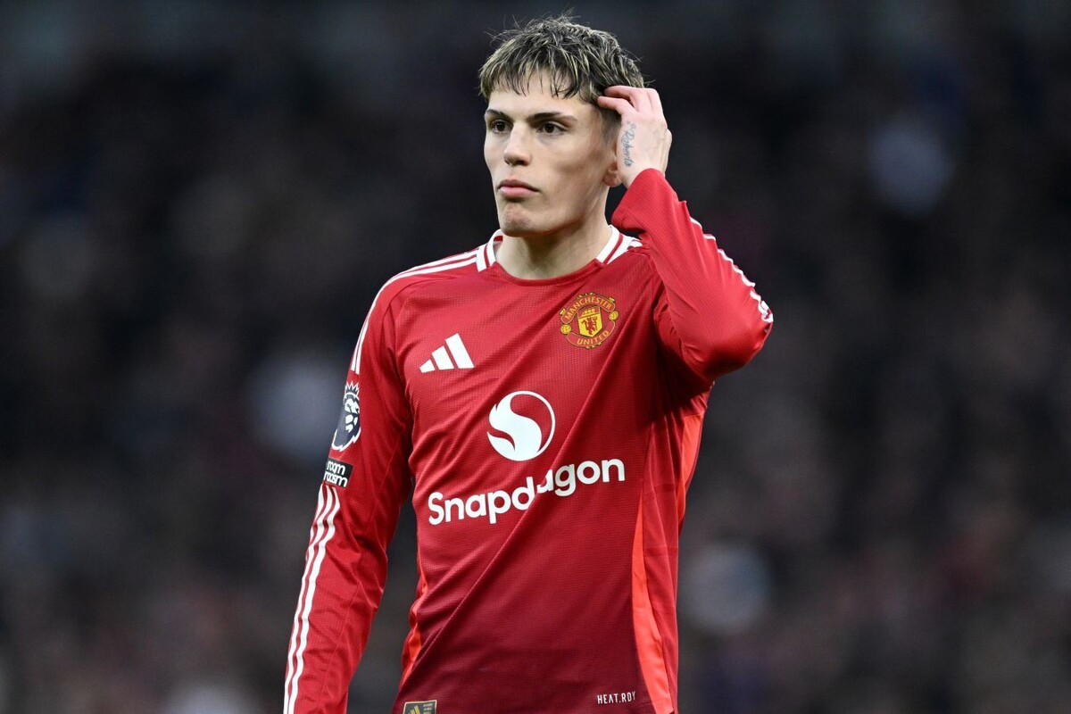 Нападающий «Манчестер Юнайтед» Алехандро Гарначо в ближайшее время пополнит состав «Челси». Об этом сообщает The Telegraph.
