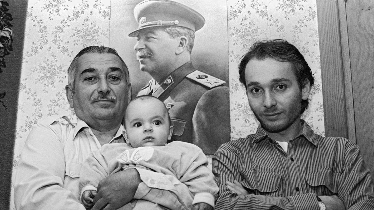    Внук Евгений Яковлевич Джугашвили, правнук Виссарион Евгеньевич и праправнук Иосиф Виссарионович / Фото: ТАСС