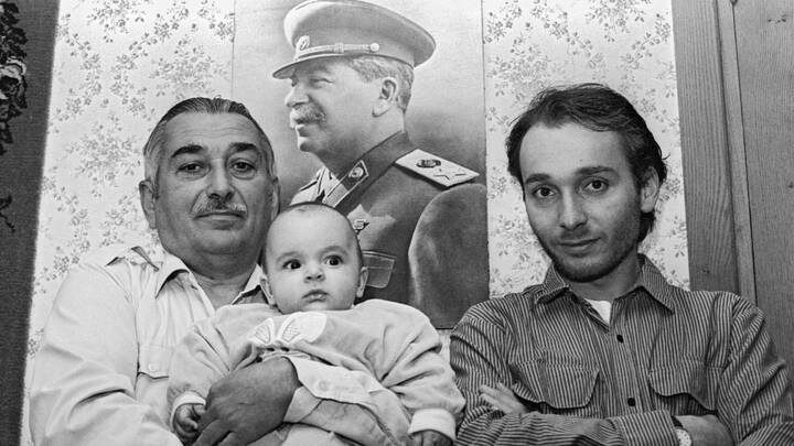 Мертвецы, ученые, деятели искусства и американская внучка: что известно о потомках Сталина