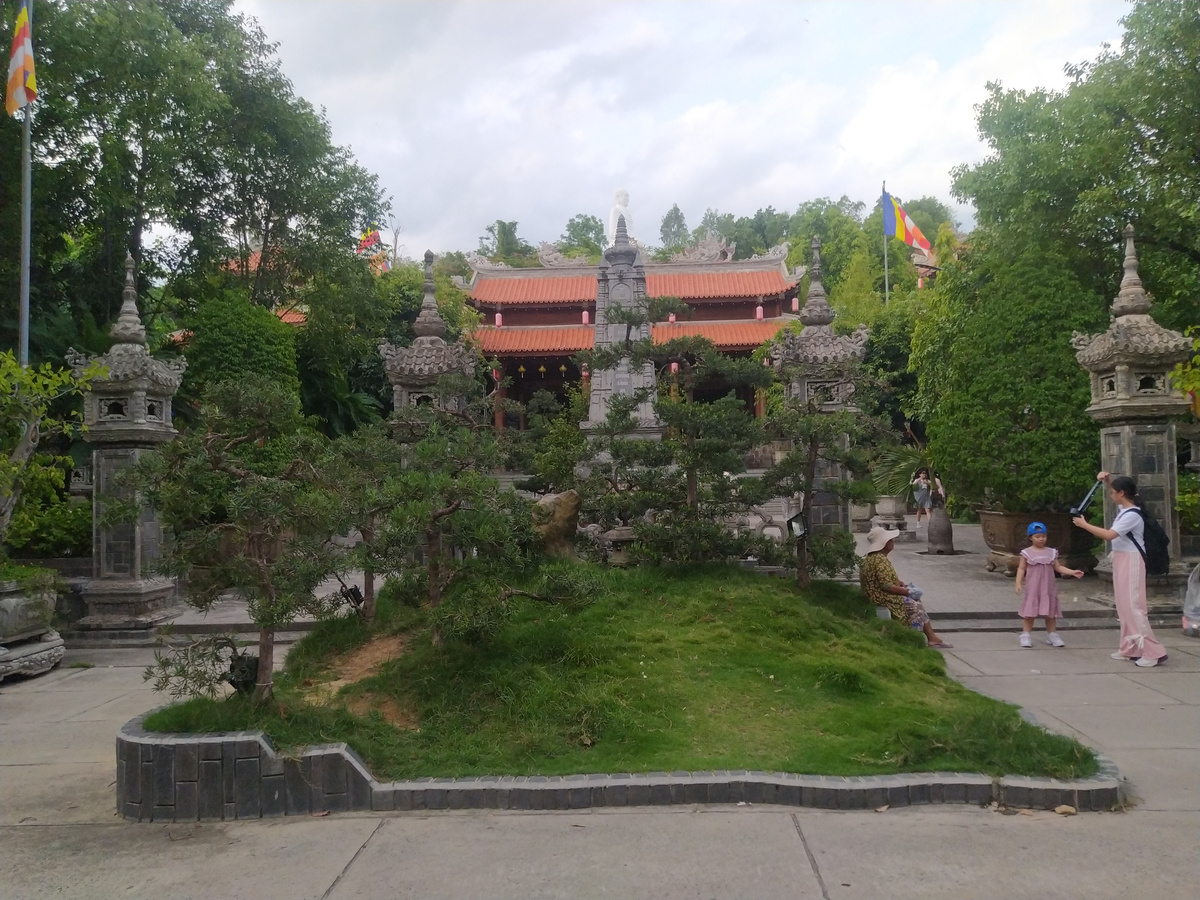 Храм Лонгшон в Нячанге