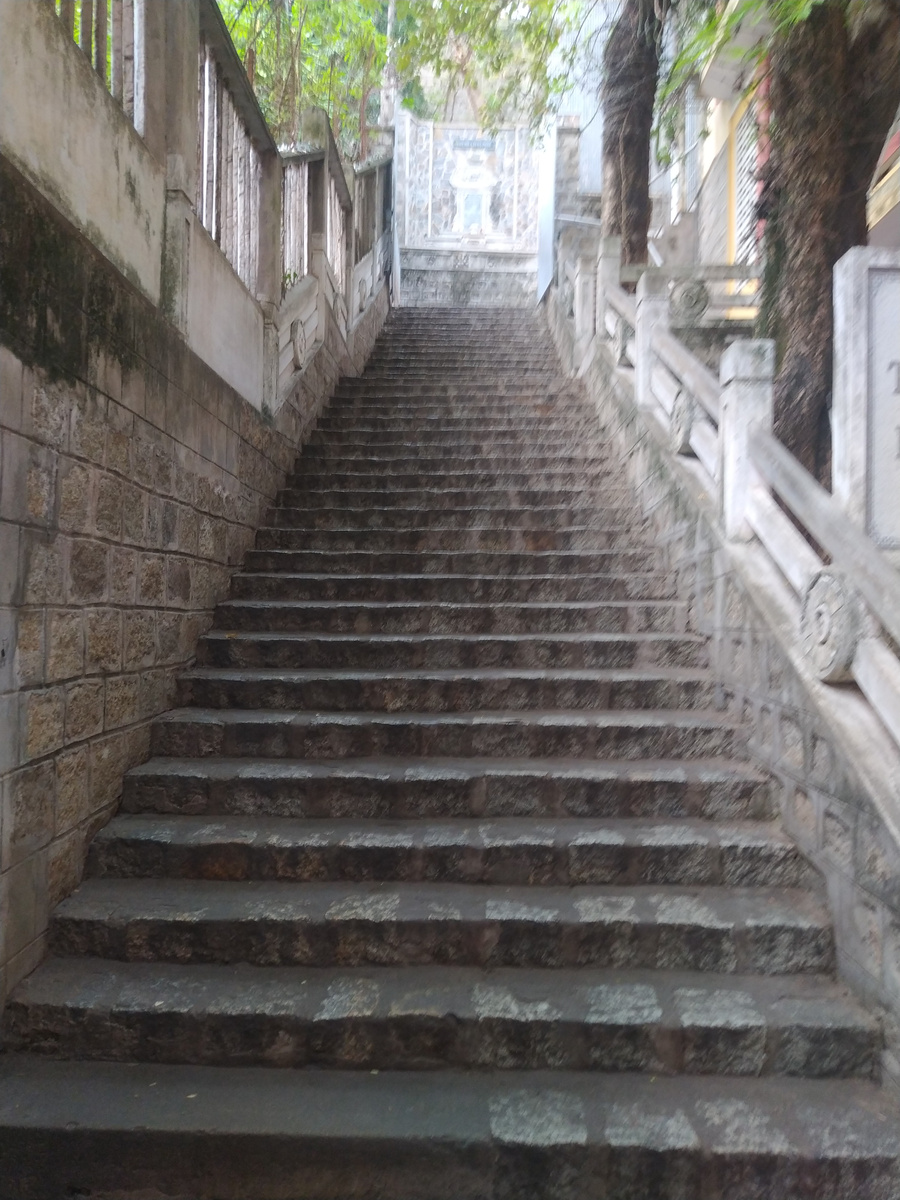 Подъем к Большому Будде в Нячанге