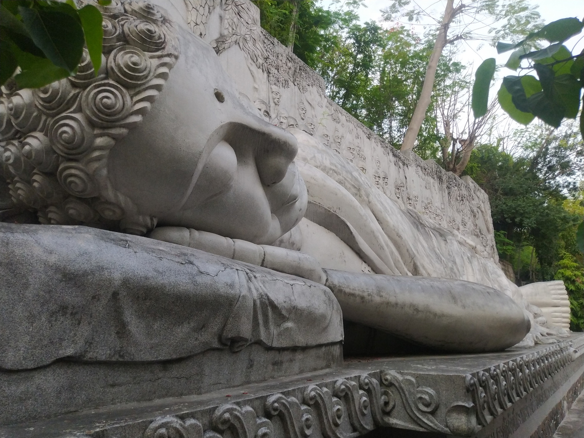 Подъем к Большому Будде в Нячанге