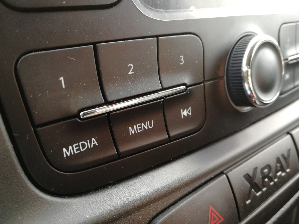 фрагмент штатной магнитолы X-Ray