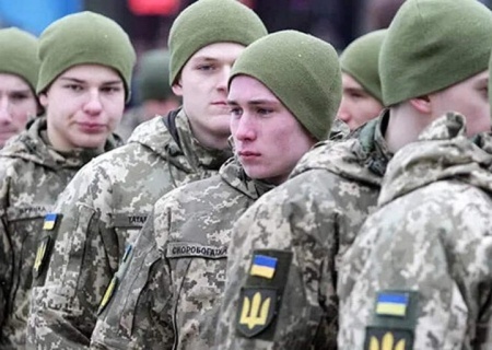    Безуглая расстроена тем, что 18-летних парней не начали отправлять на фронт с самого начала боевых действий