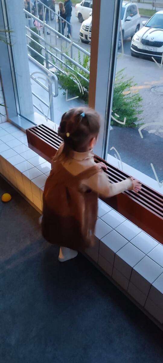 Наша кнопка сегодня гуляет, пока бабушка работает.