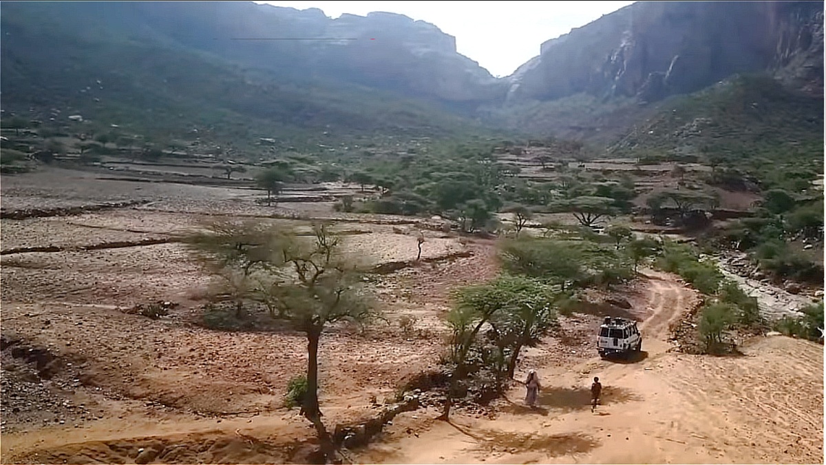 Долина у подножия гор Геральта, где находится церковь святого отца Йематы. Фото из архива автора