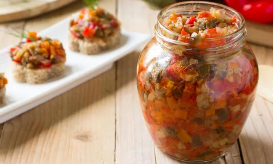 Икра из баклажанов самая вкусная и простая в готовке. На зиму в баночки и сейчас поесть