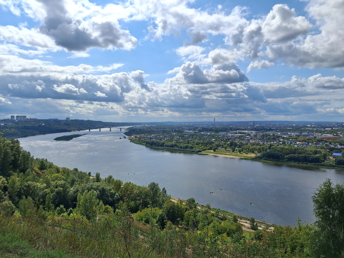 Вид из парка "Швейцария" на Оку и нижнюю часть Нижнего Новгорода. Фото автора.