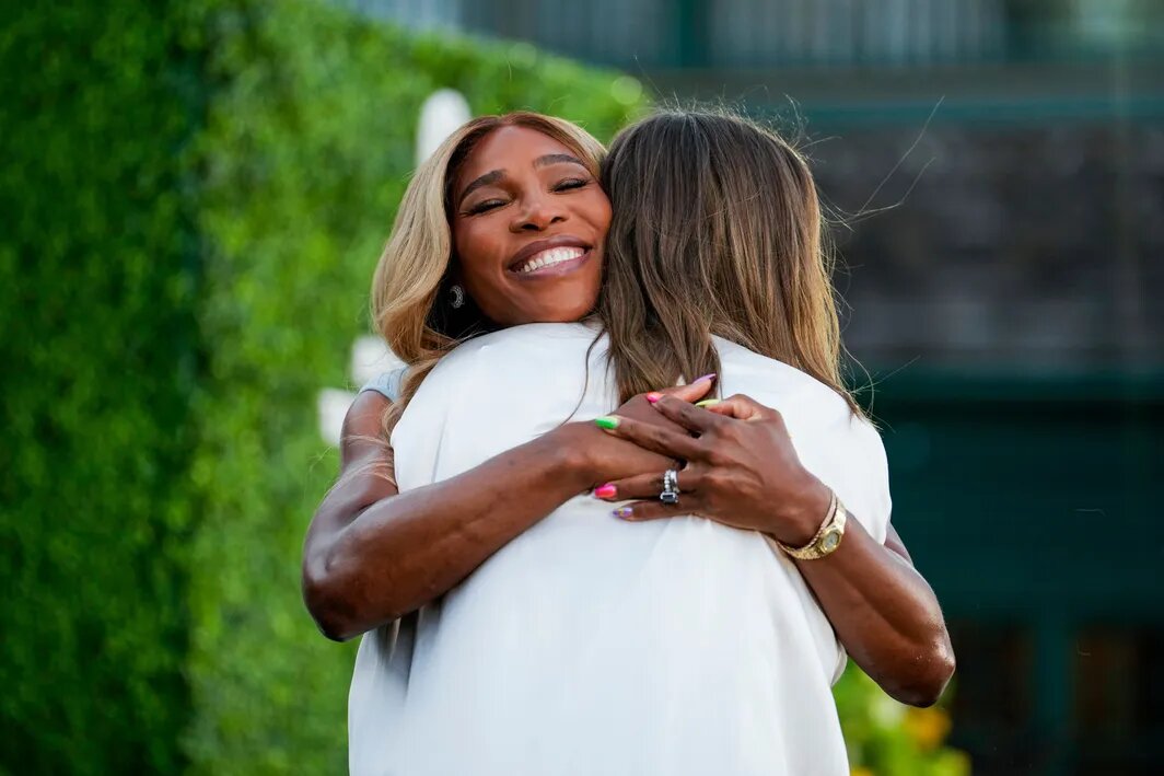 Серена Уильямс поздравляет Марию. источник: wtatennis.com