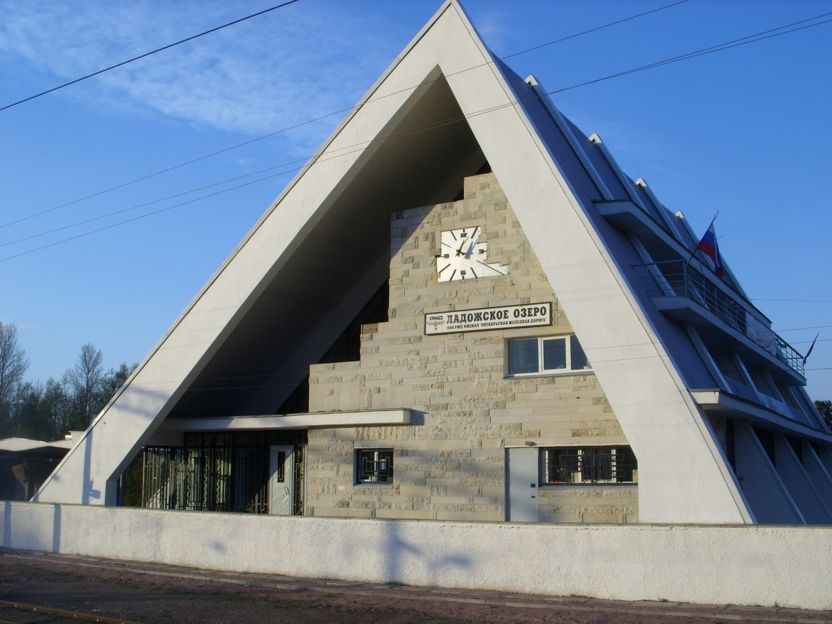 Станция Ладожское озеро: Никич. Собственная работа, CC BY-SA 3.0, https://commons.wikimedia.org/w/index.php?curid=11206671