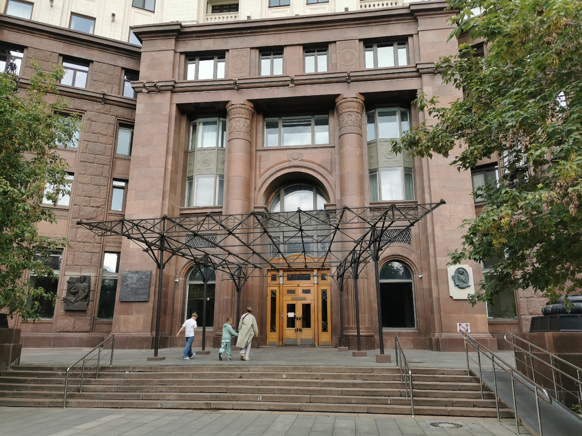 Вход в корпус Б (подъезд 3-4). На фасаде у входа много табличек с именами известных личностей живших в разное время в доме