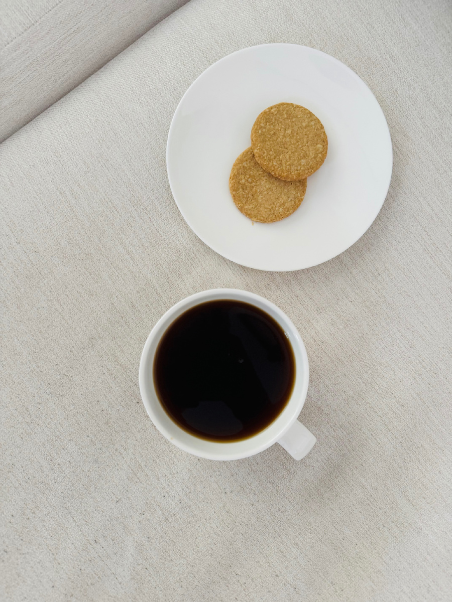 Под кофе, конечно же 